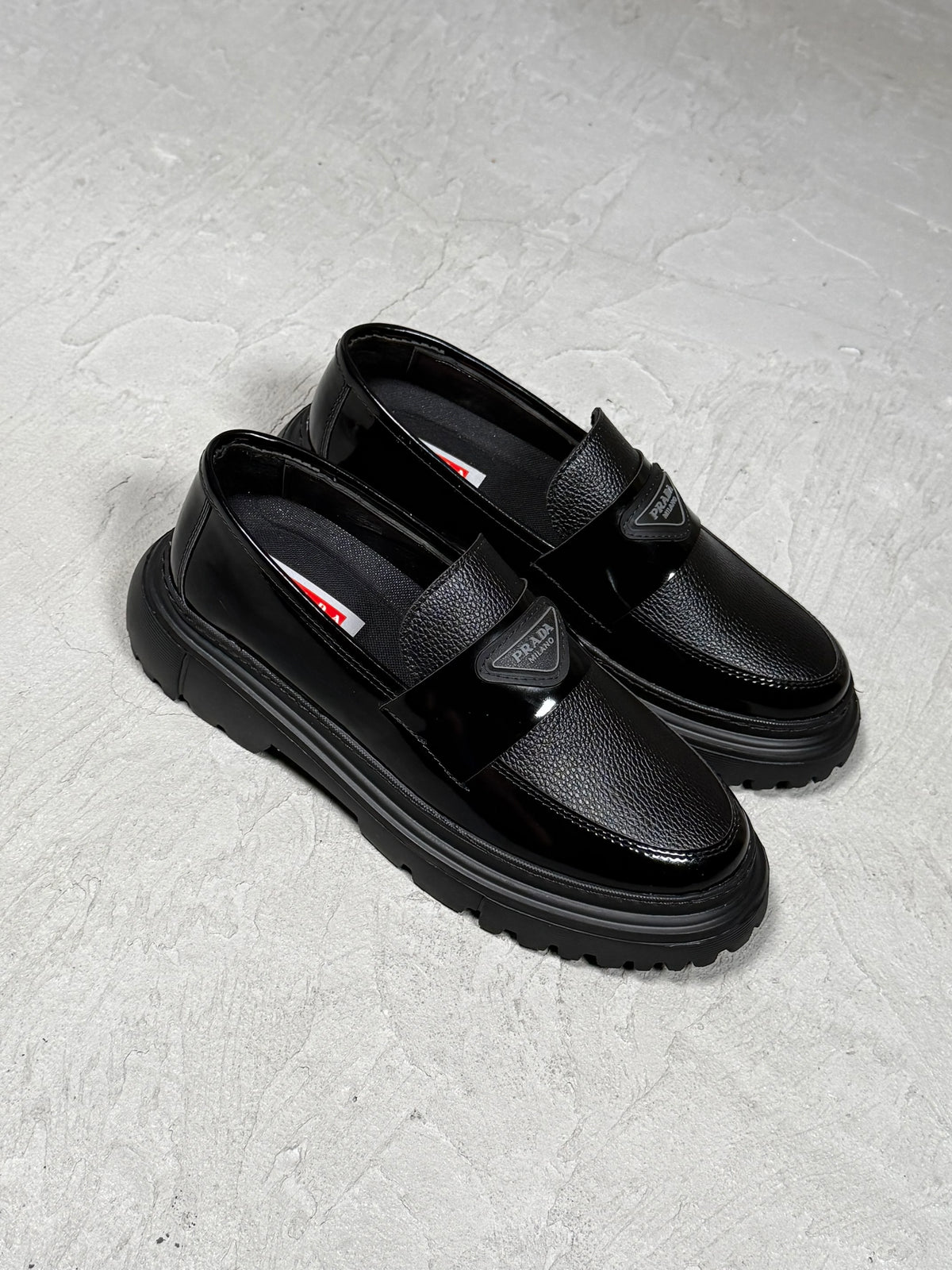 PRADA KLASİK SİYAH RUGAN