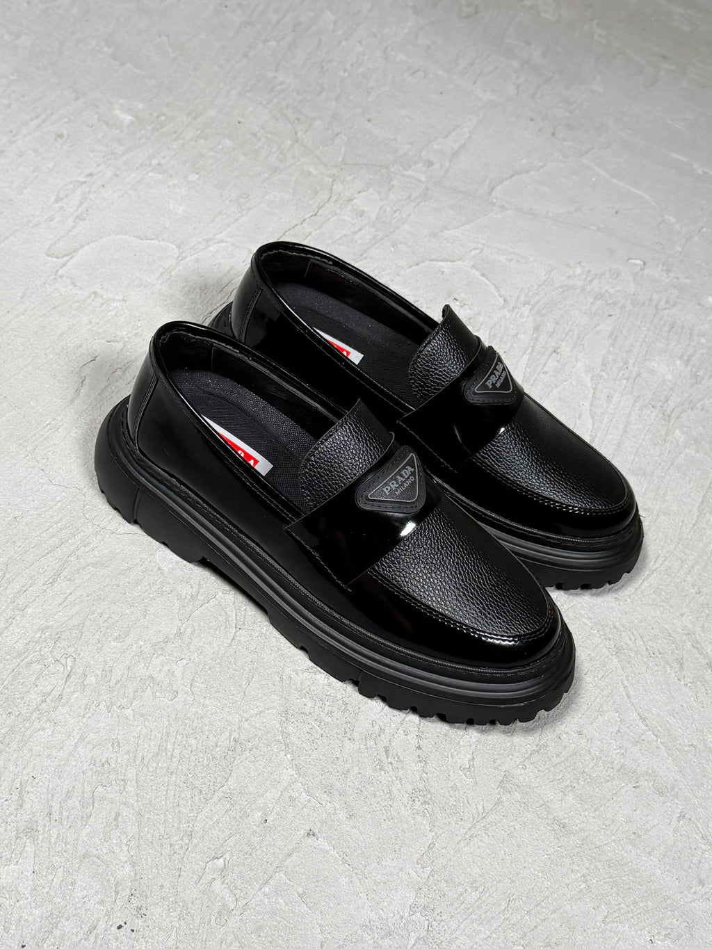 PRADA KLASİK SİYAH RUGAN