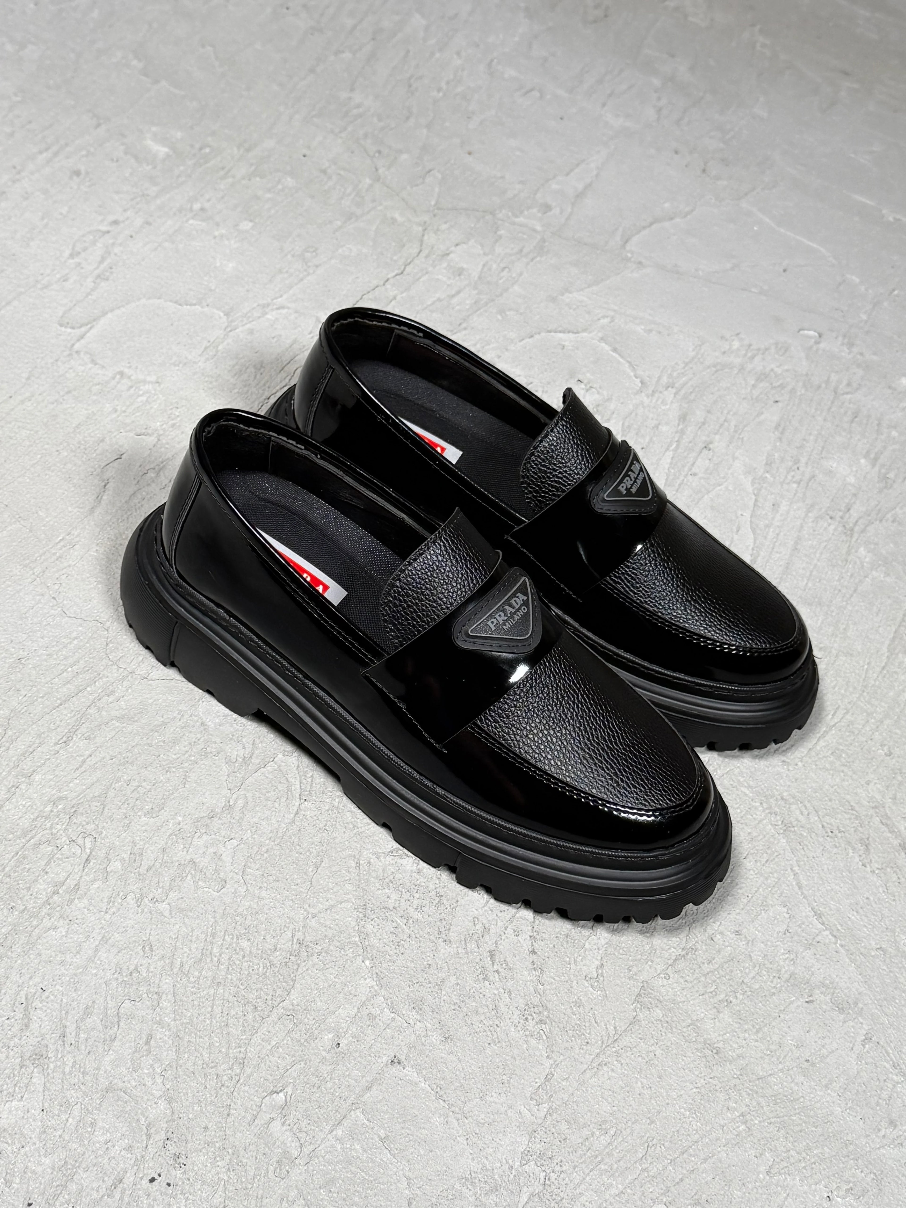 PRADA KLASİK SİYAH RUGAN