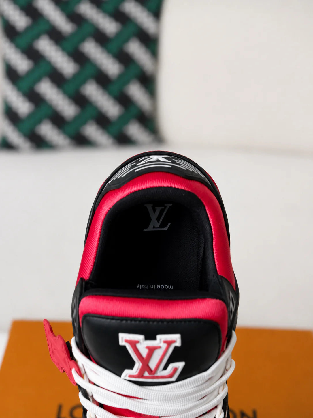 LV Trainer Black Red