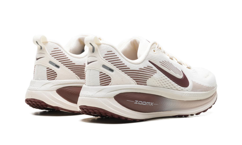 Vomero 18 WMNS"Pale Ivory Red Sepia Silt Red Dark Team Red" HM6804 108