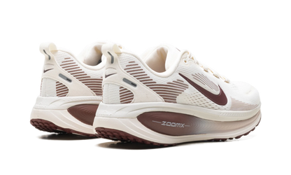 Vomero 18 WMNS"Pale Ivory Red Sepia Silt Red Dark Team Red" HM6804 108