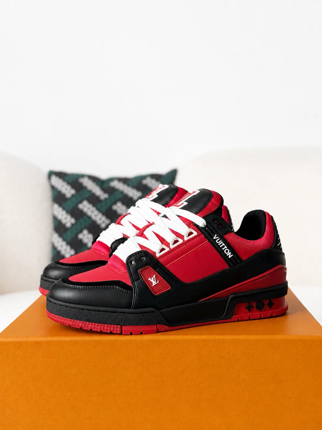 LV Trainer Black Red