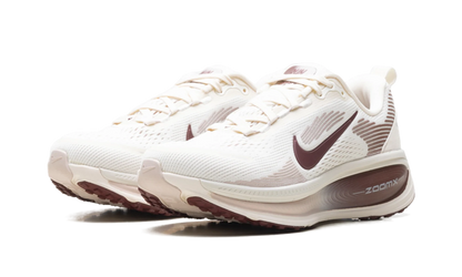 Vomero 18 WMNS"Pale Ivory Red Sepia Silt Red Dark Team Red" HM6804 108