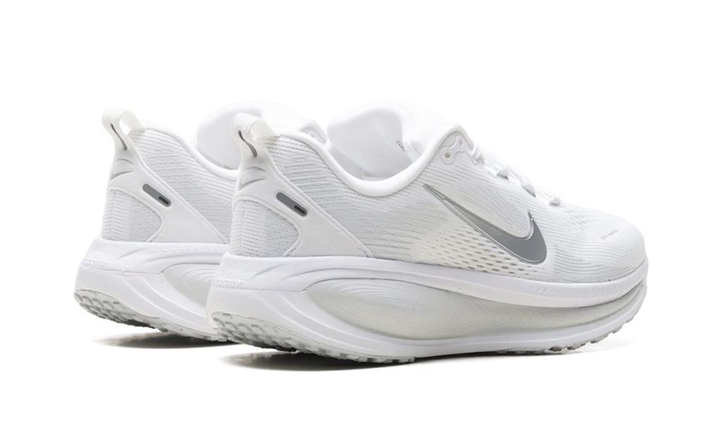 Vomero 18 WMNS"White Photon Dust Summit White Metallic Silver" HM6804 104