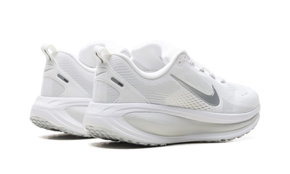 Vomero 18 WMNS"White Photon Dust Summit White Metallic Silver" HM6804 104