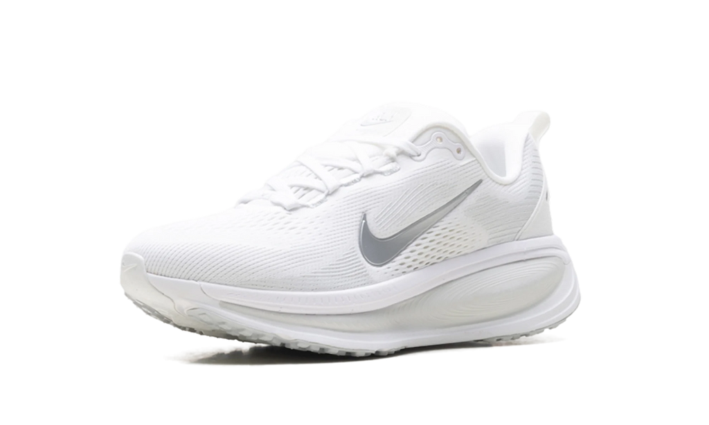 Vomero 18 WMNS"White Photon Dust Summit White Metallic Silver" HM6804 104