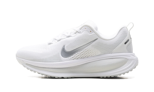 Vomero 18 WMNS"White Photon Dust Summit White Metallic Silver" HM6804 104