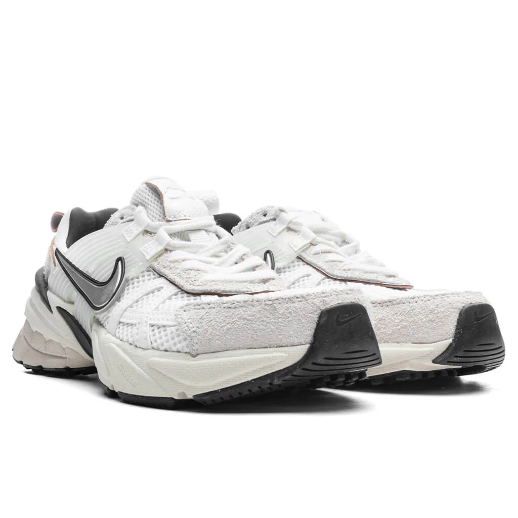 Women's V2K Run - Summit White/Chrome/White/Light Orewood Brown