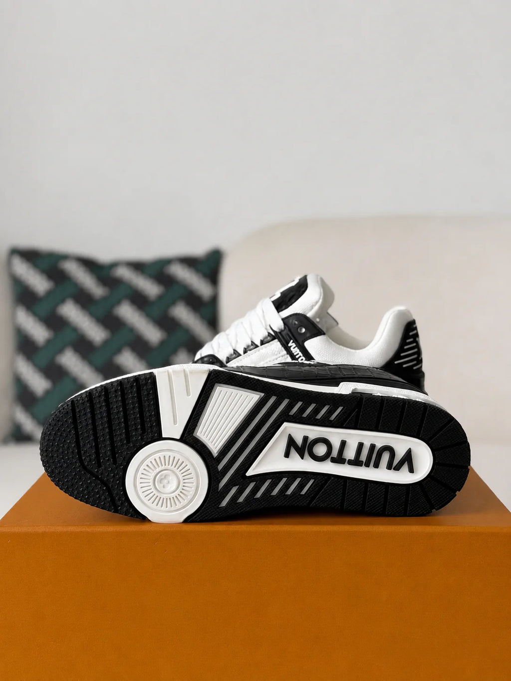 LV Trainer Black White