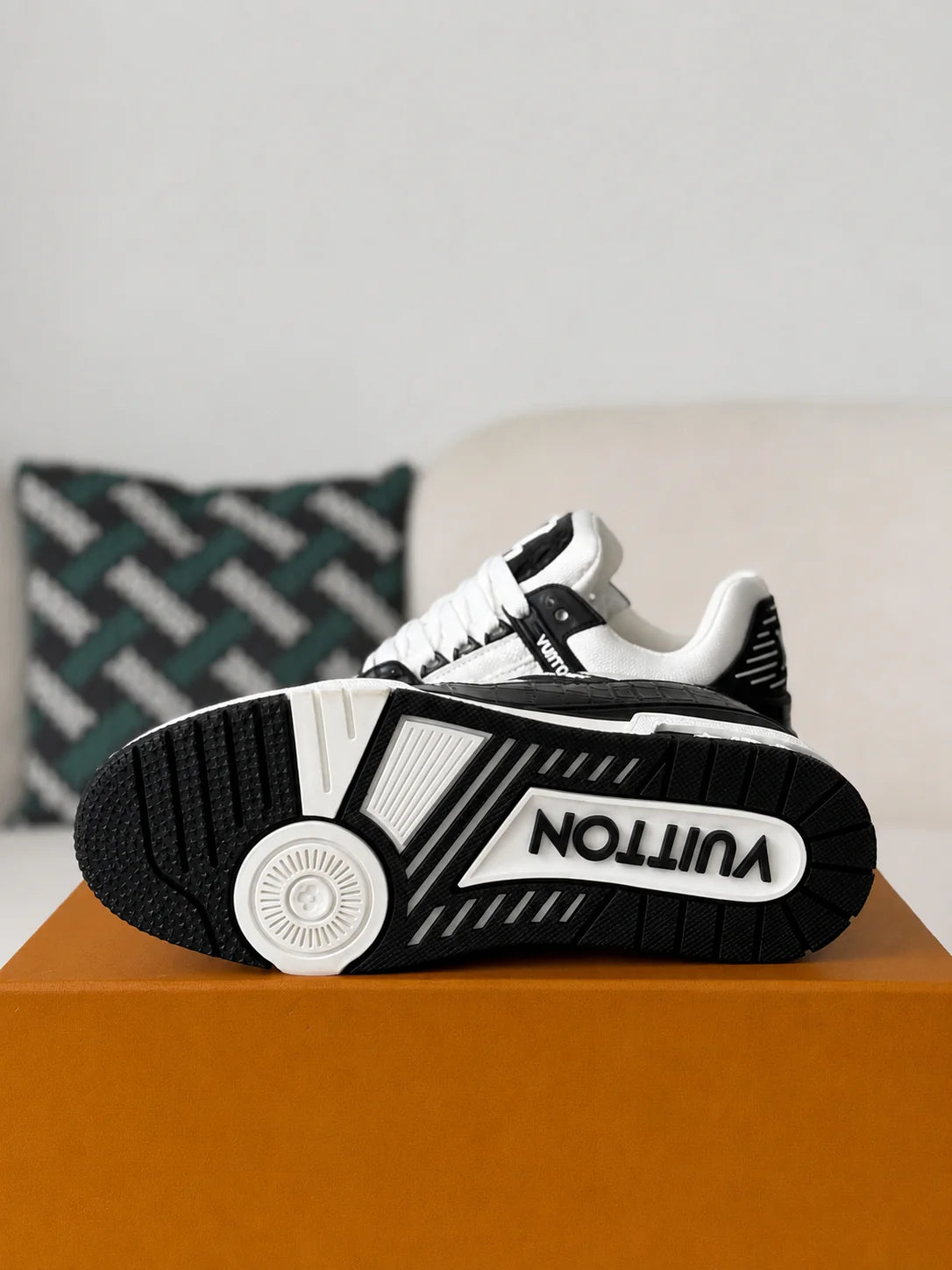 LV Trainer Black White