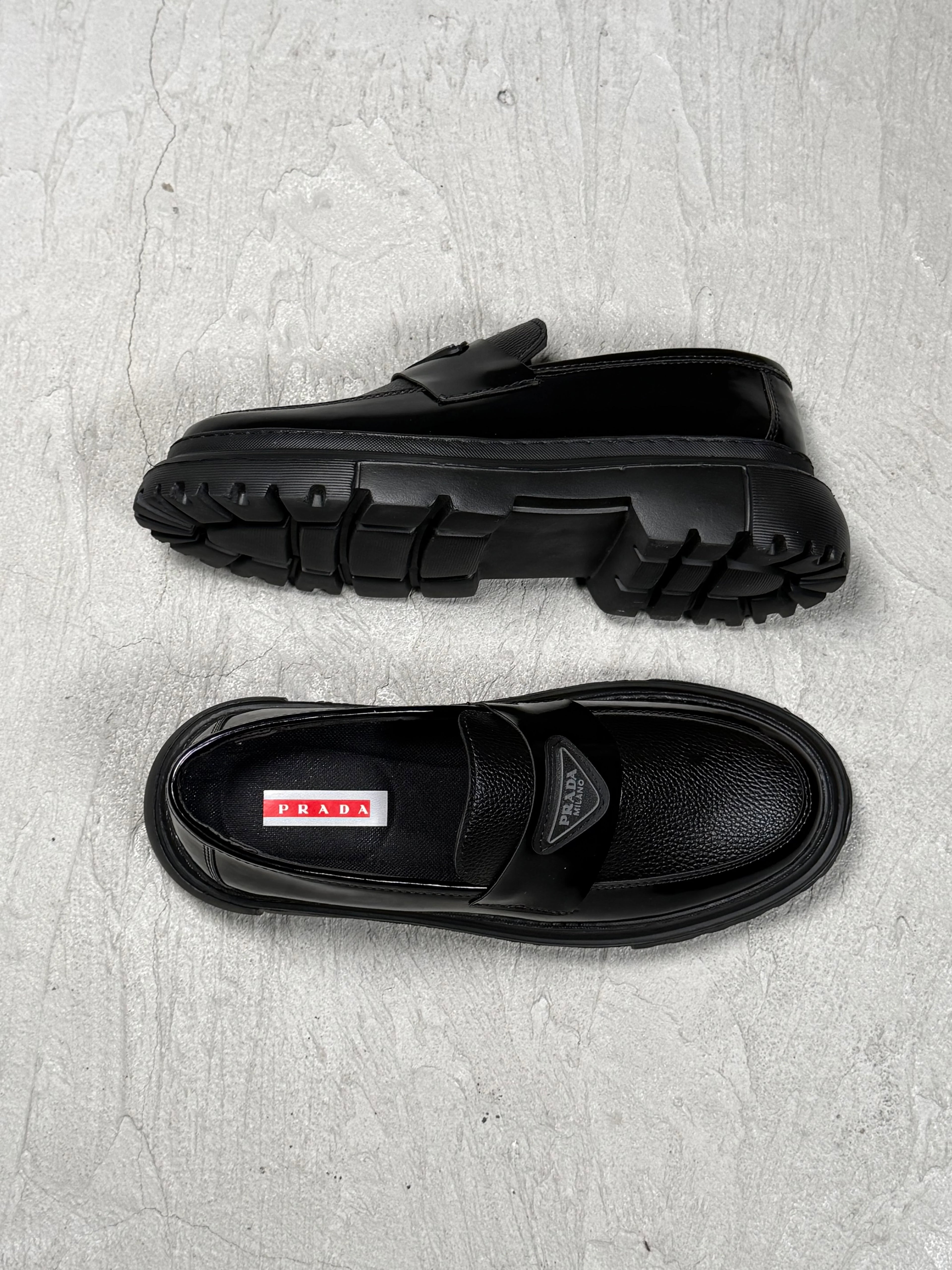 PRADA KLASİK SİYAH RUGAN