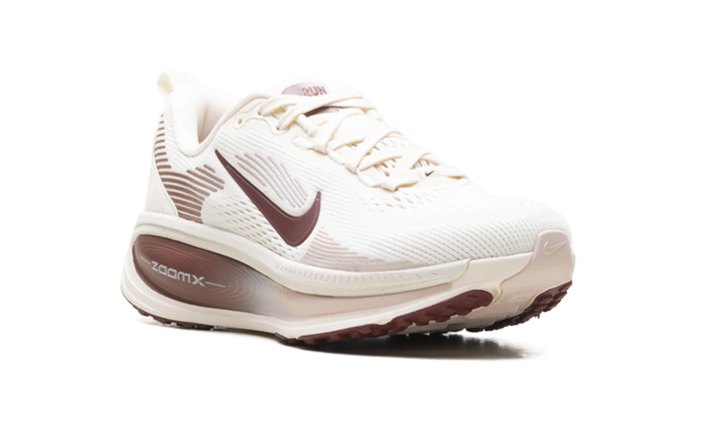 Vomero 18 WMNS"Pale Ivory Red Sepia Silt Red Dark Team Red" HM6804 108