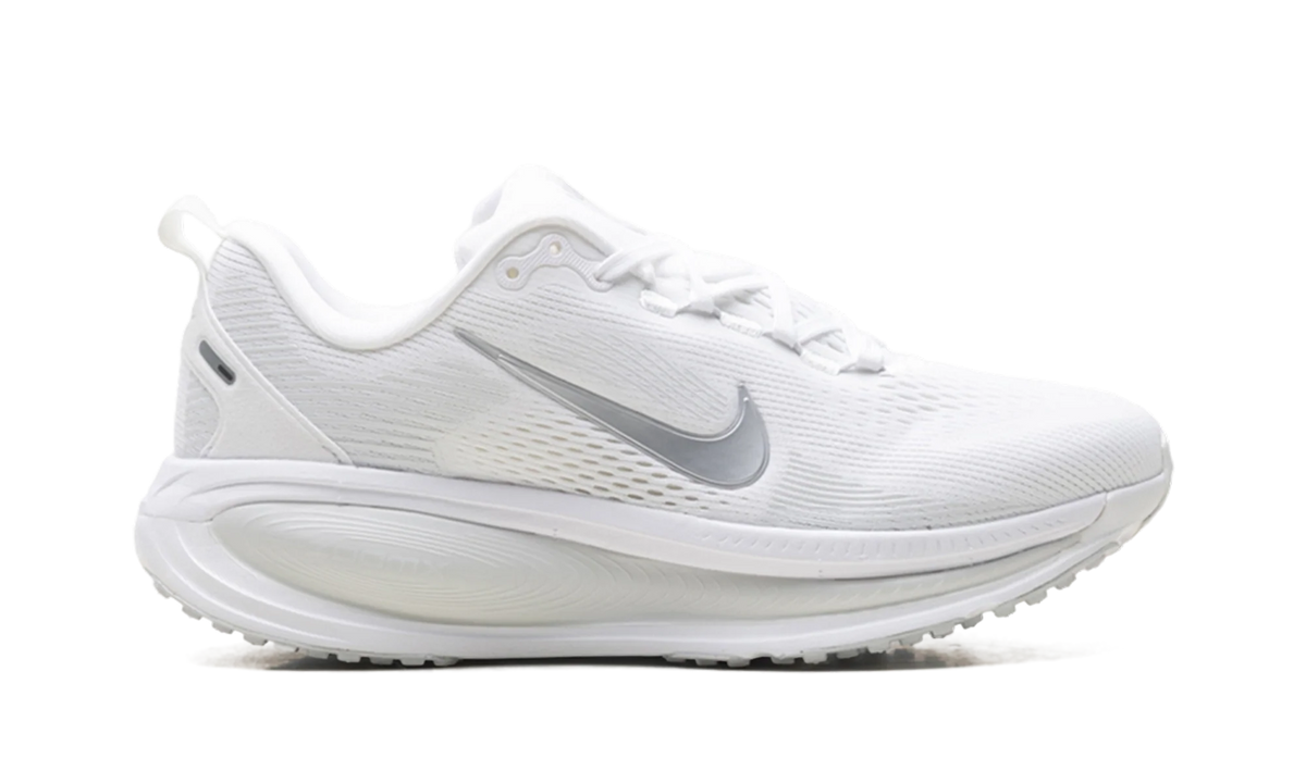 Vomero 18 WMNS"White Photon Dust Summit White Metallic Silver" HM6804 104
