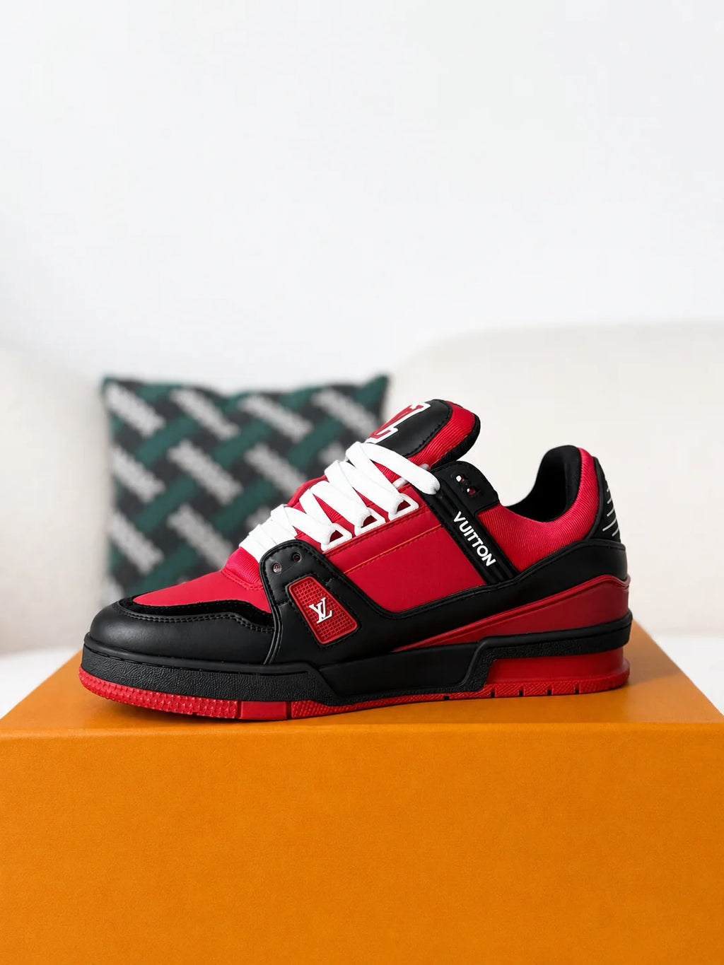 LV Trainer Black Red