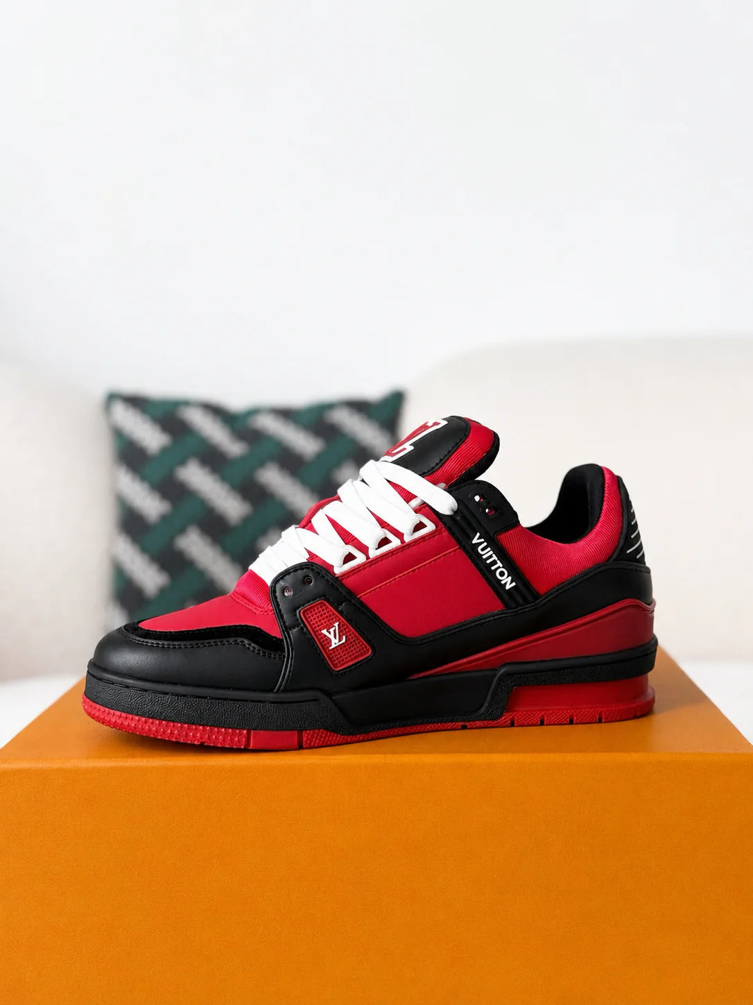 LV Trainer Black Red