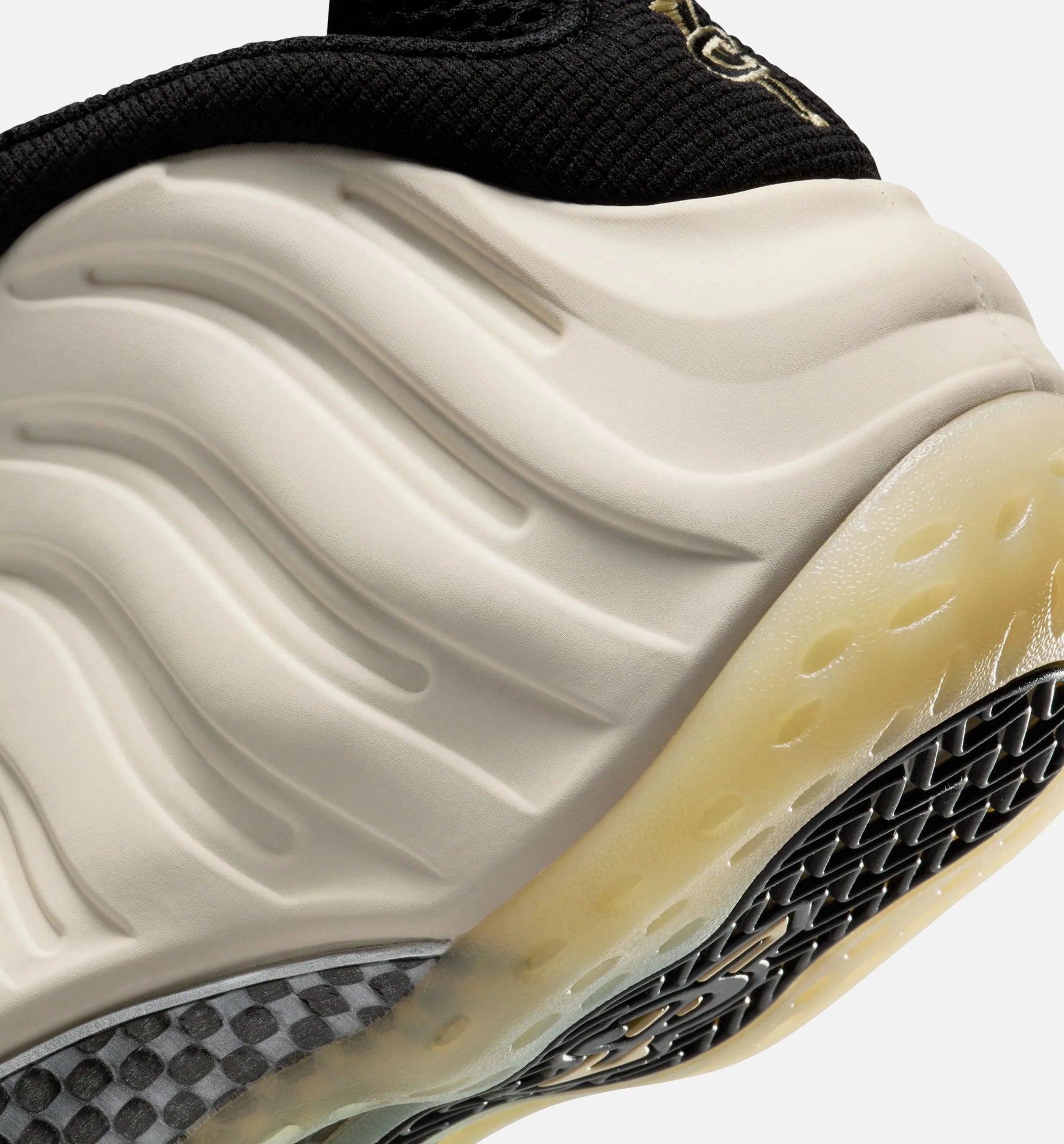 Air Foamposite One Light Orewood Mens Lifestyle Shoe Black Team Gold Orewood Brown Chrome