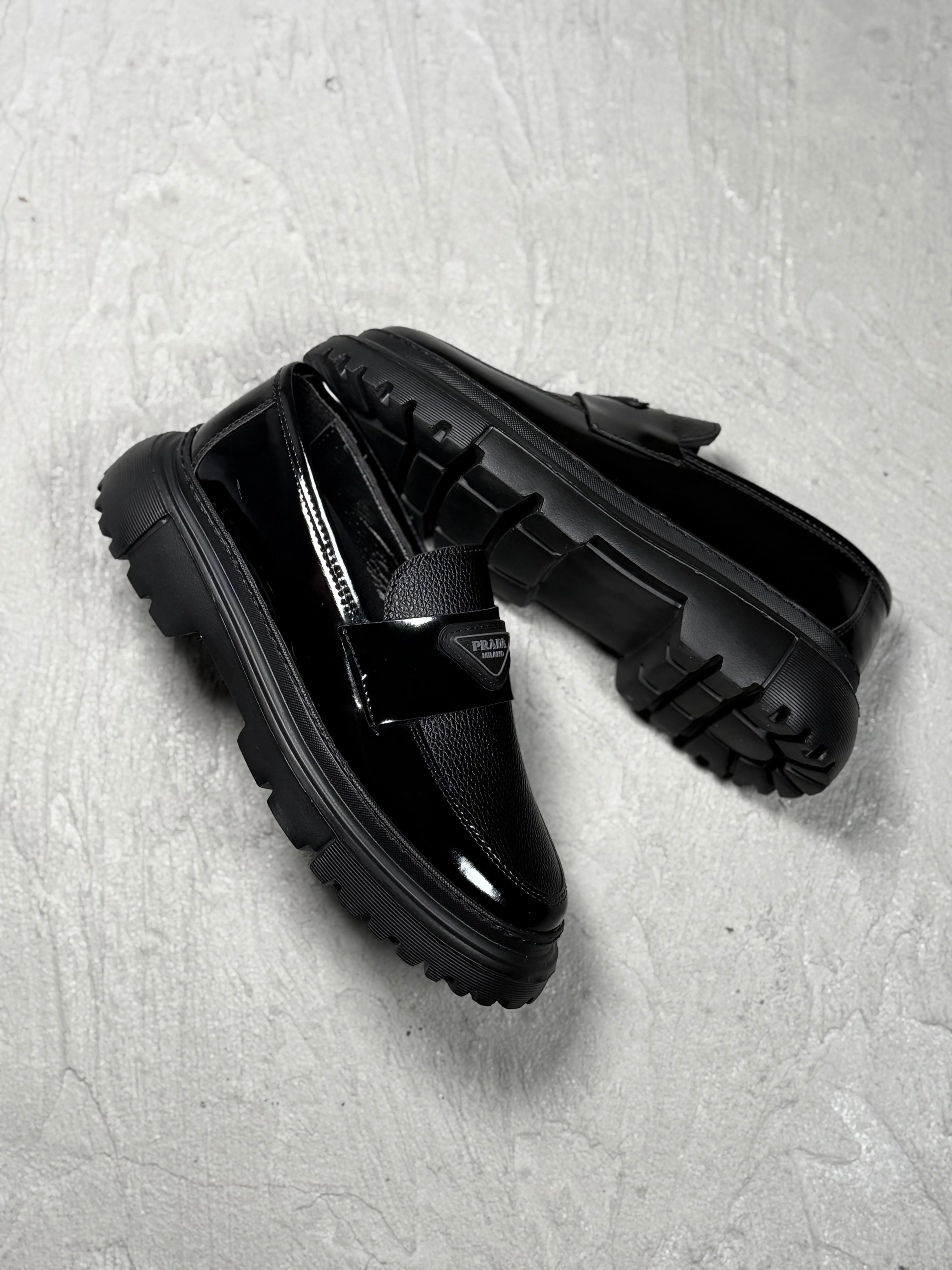 PRADA KLASİK SİYAH RUGAN