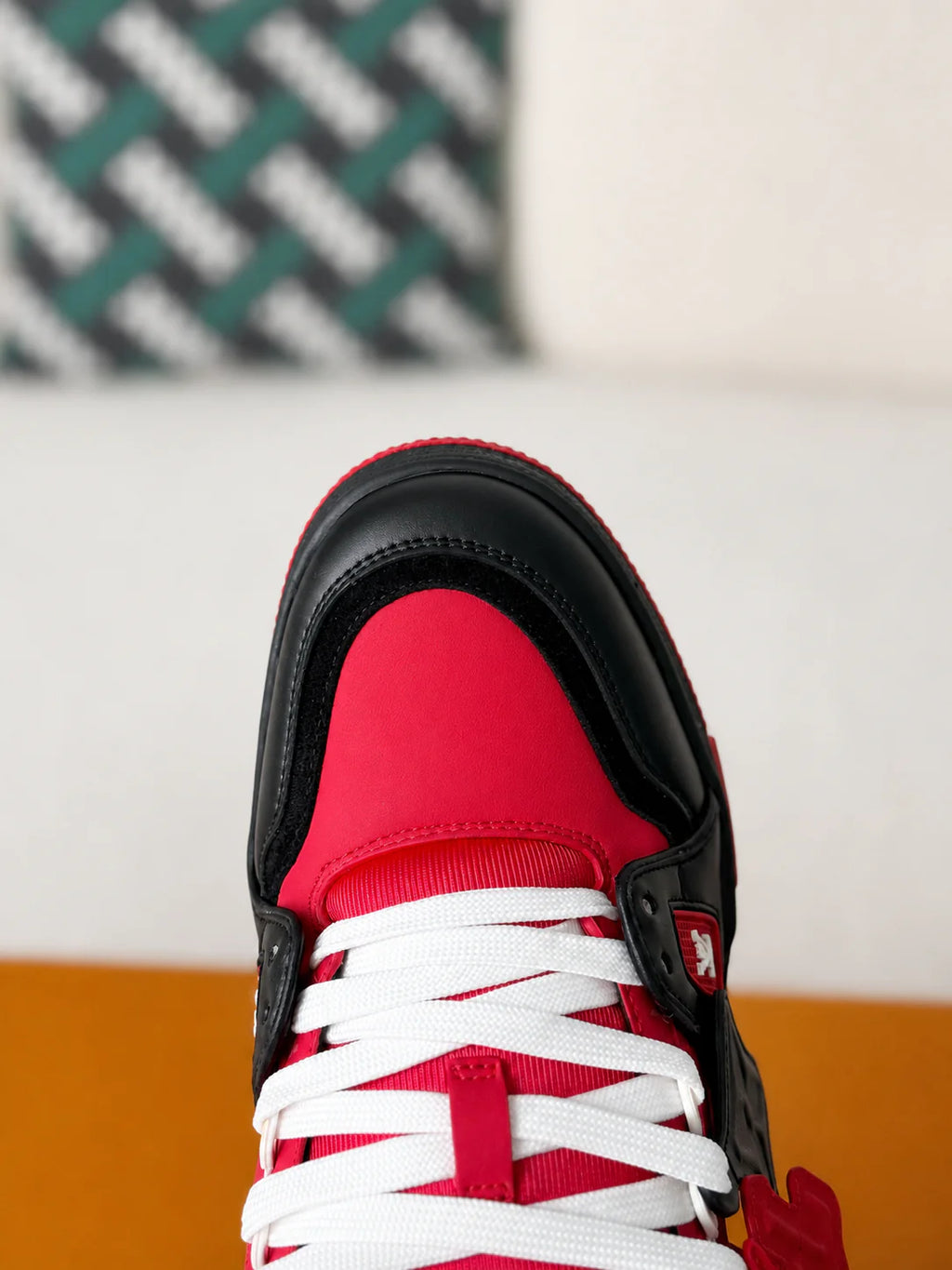 LV Trainer Black Red