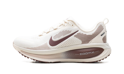 Vomero 18 WMNS"Pale Ivory Red Sepia Silt Red Dark Team Red" HM6804 108