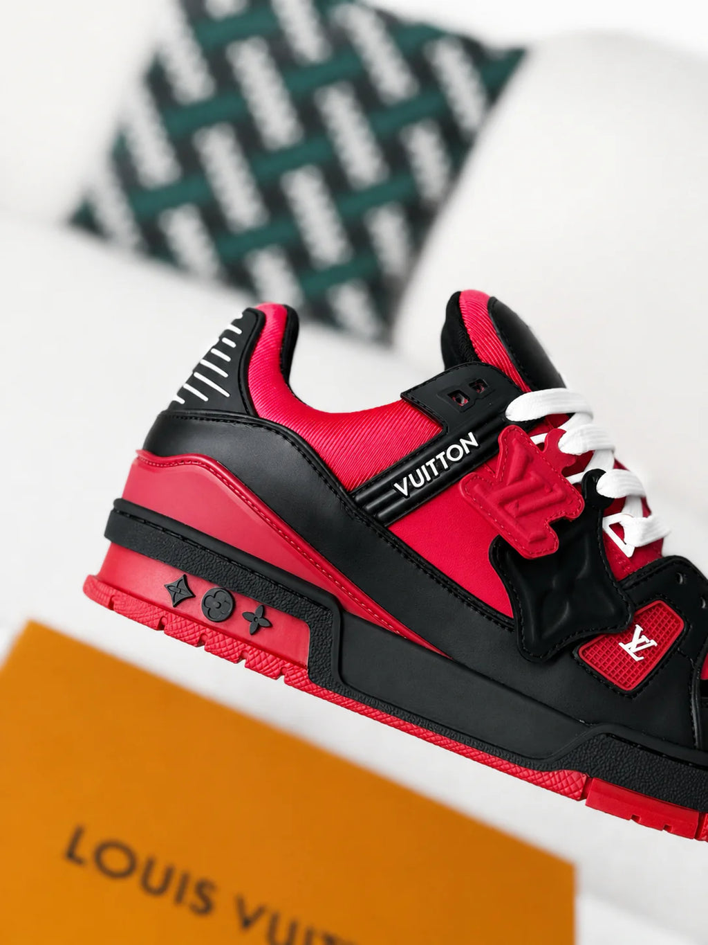 LV Trainer Black Red