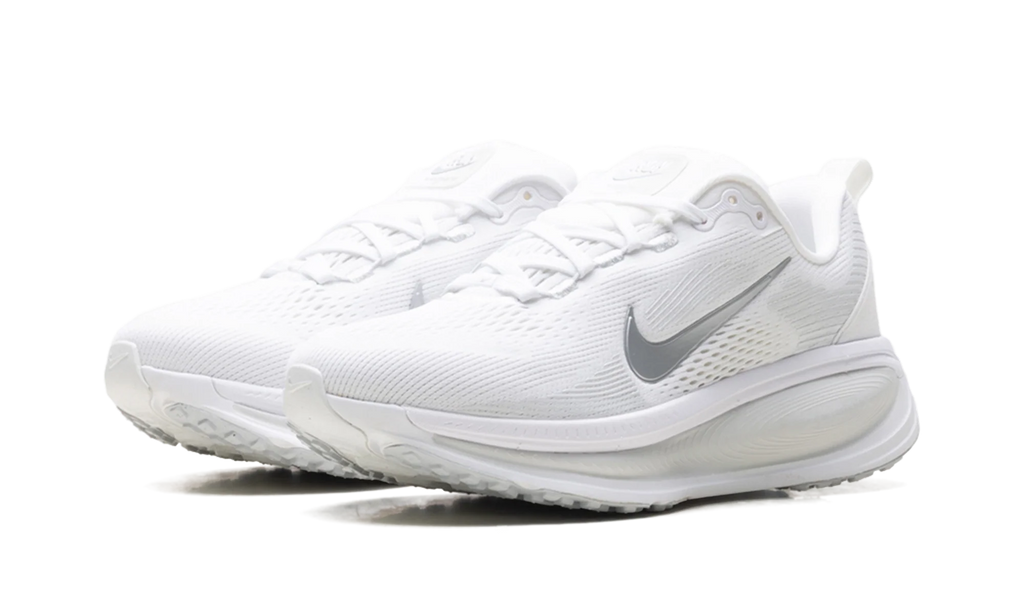 Vomero 18 WMNS"White Photon Dust Summit White Metallic Silver" HM6804 104