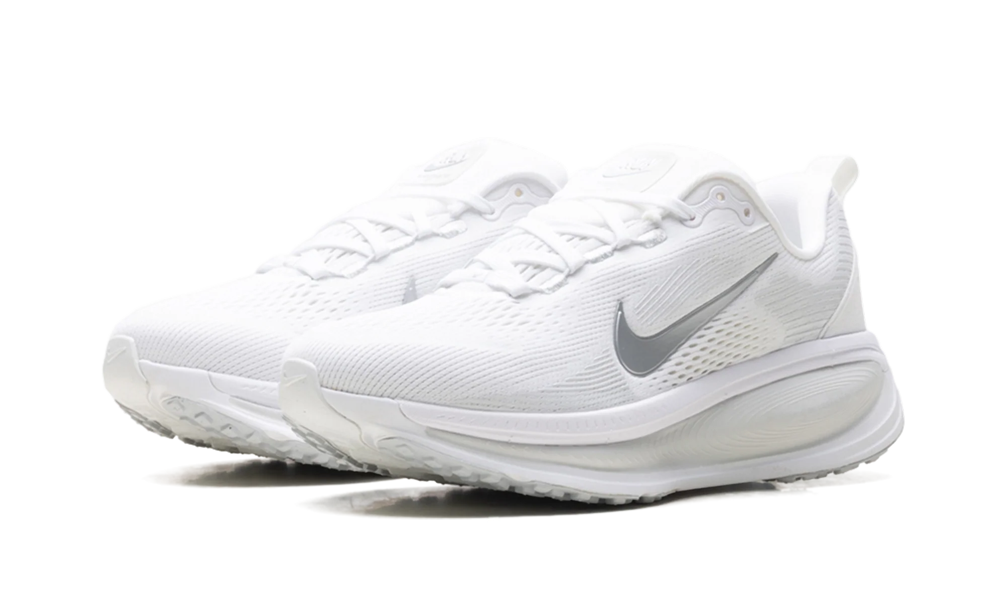 Vomero 18 WMNS"White Photon Dust Summit White Metallic Silver" HM6804 104